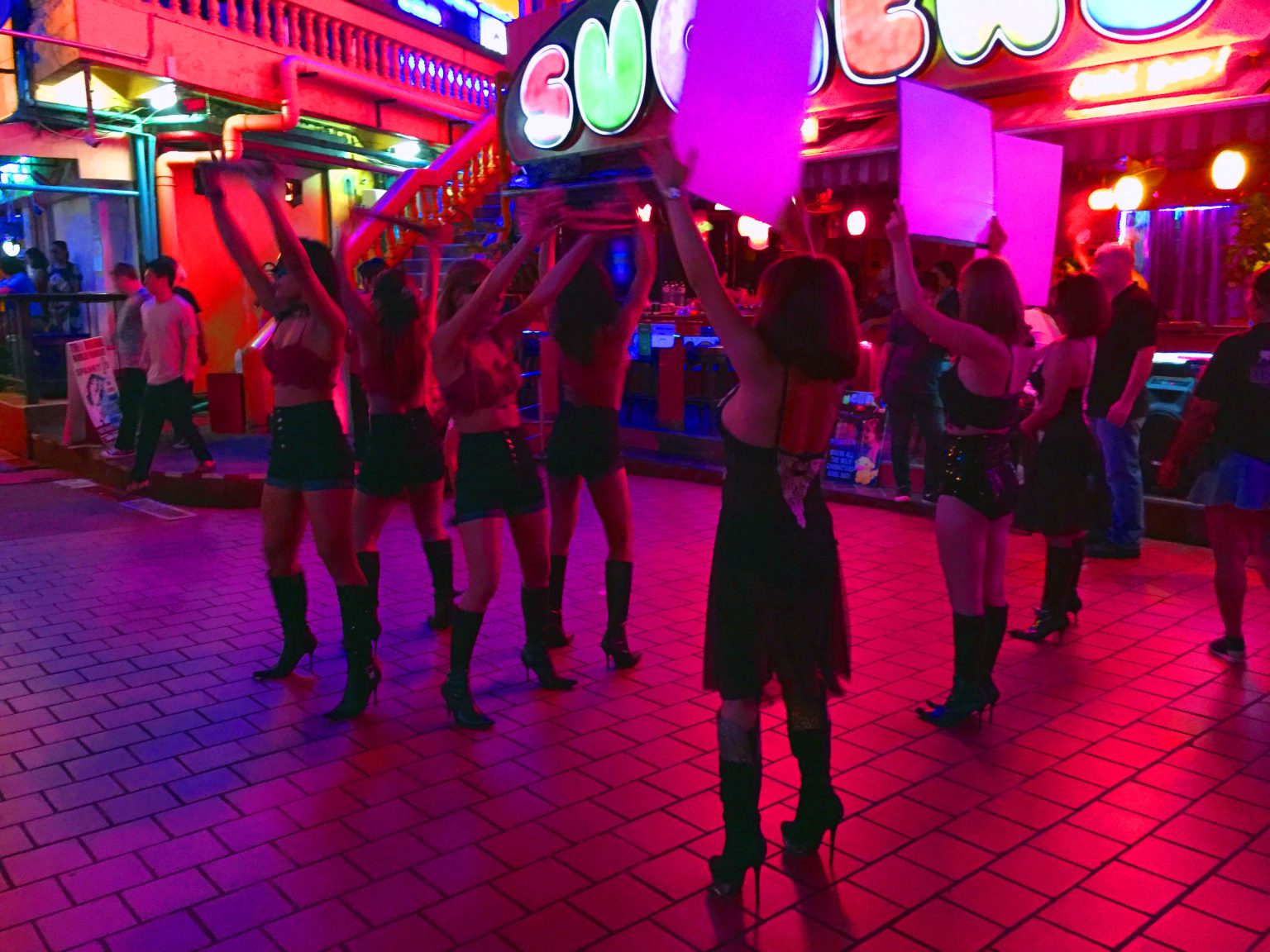 Bangkok street photograph from STUDIO VOICE vol.414, showing a neon-lit nightlife scene.
