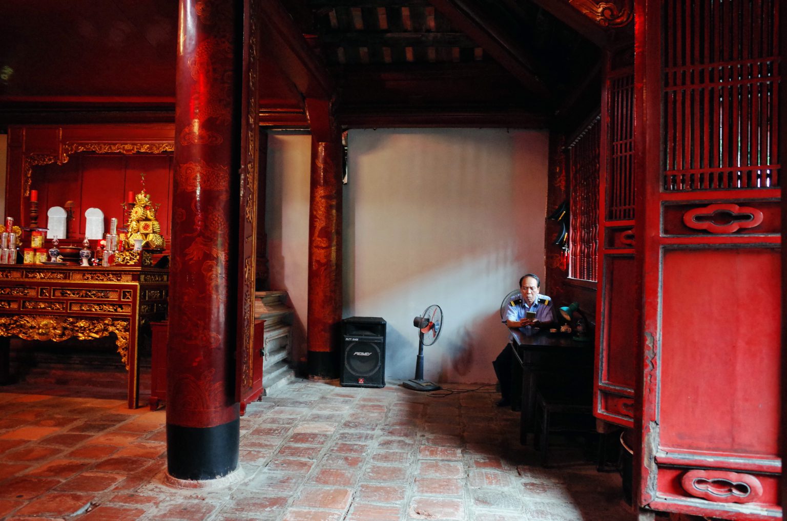 Hanoi interior photograph from STUDIO VOICE vol.414, showing a red temple interior.