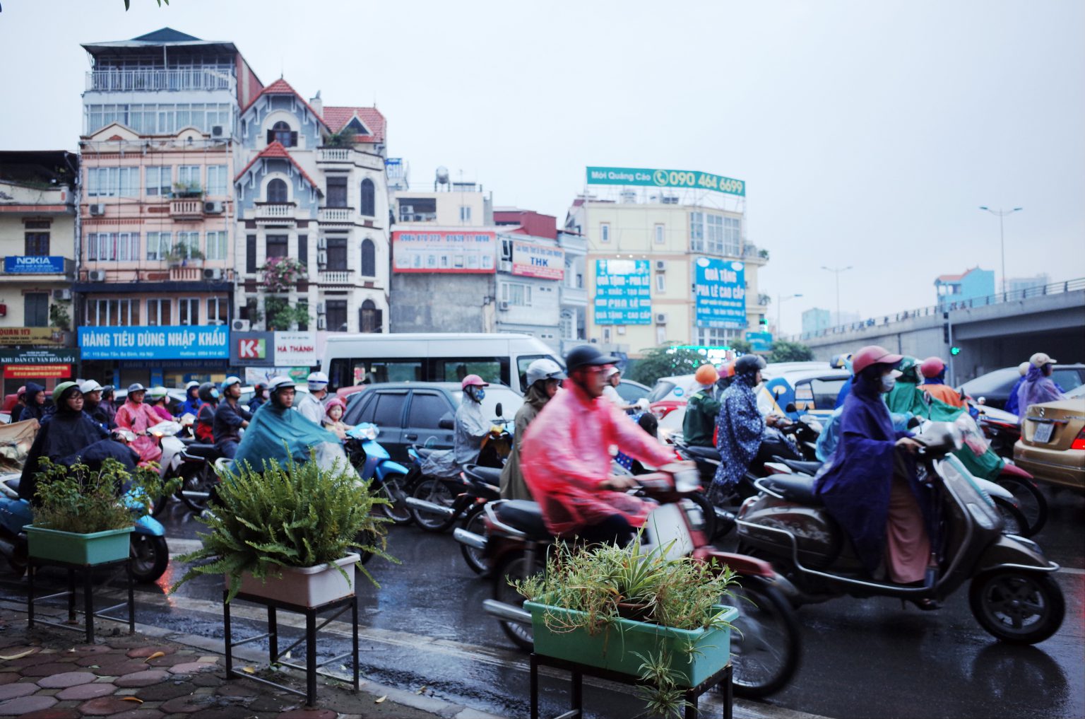 Hanoi street photograph from STUDIO VOICE vol.414, showing scooters moving through rain.